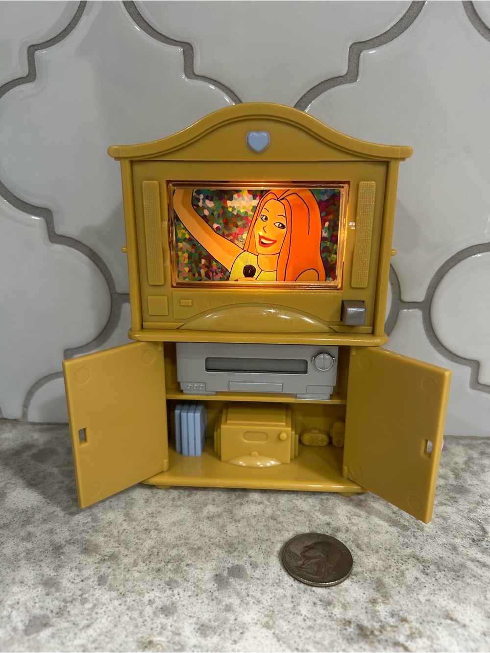 Vintage Fisher-Price Loving Family Dollhouse Musical TV Lights Music Flip Screen